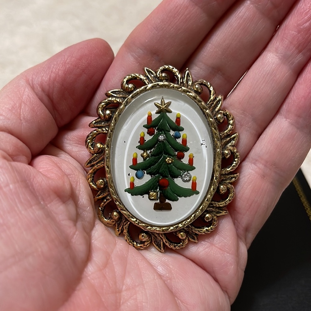 VINTAGE INTAGLIO PAINTED CHRISTMAS TREE BROOCH